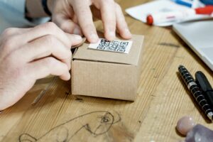créatrice préparant une commande de créations artisanales